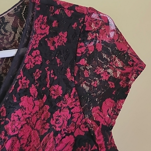 Pretty lace top with cap sleeves - Picture 6 of 9